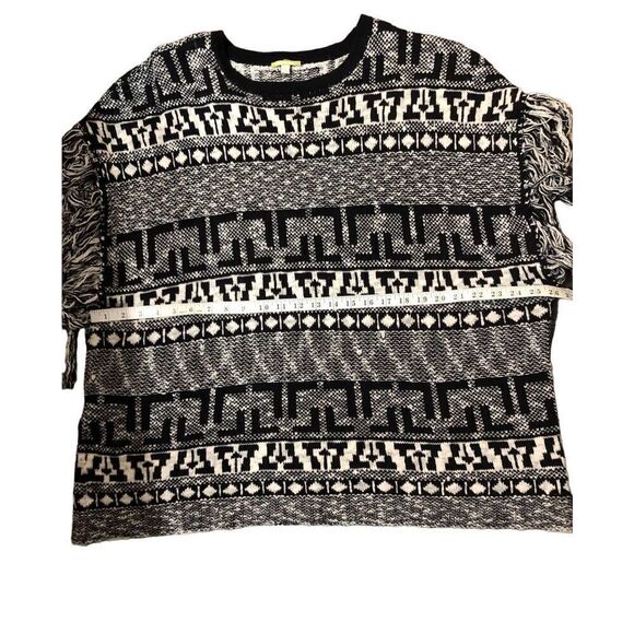 Gianni Bini Black and white fringed oversized poncho style sweater with fringe s - Picture 11 of 15